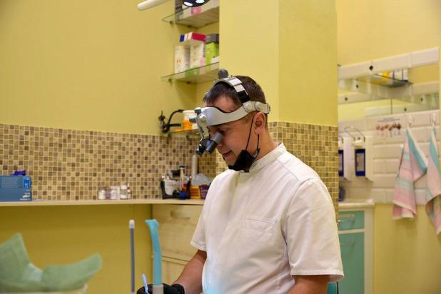 Доктор Ключников Дмитрий Александрович проводит лечение в бинокулярах