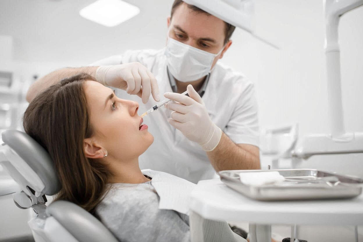 Укол анестезии при лечении зубов