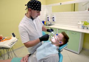Врач стоматолог-ортопед Ключников Д. А. устанавливает челюстно-лицевую дугу